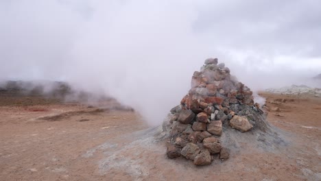 Dampf-Und-Dunst-Aus-Geothermischen-Heißen-Quellen-In-Der-Landschaft-Islands