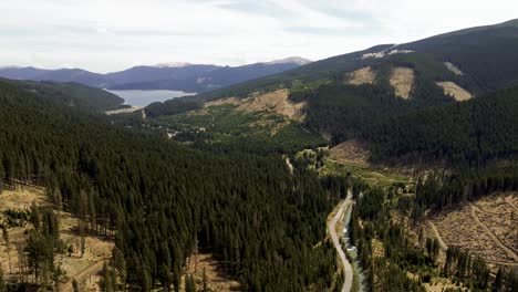 Imágenes-Cinematográficas-De-Drones-Aéreos-De-4.000-Metros-Volando-En-Hermosas-Montañas-En-Los-Cárpatos-En-Rumania-Con-Un-Pequeño-Río-Y-Un-Gran-Lago-En-El-Fondo