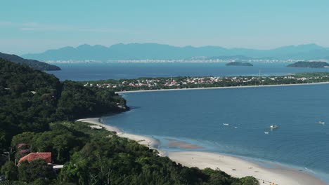 Una-Imagen-Aérea-Giratoria-Captura-La-Pintoresca-Playa-De-Forte-Con-La-Playa-De-Daniela-Al-Fondo.