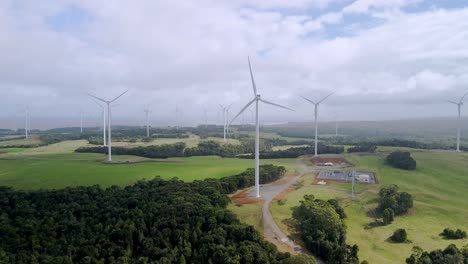 Drohnenaufnahme-Von-Windkraftanlagen-Mit-Rotierenden-Propellern,-Die-In-Tasmanien,-Australien,-Erneuerbare-Grüne-Energie-Erzeugen