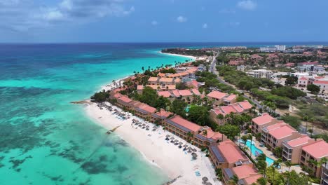 Resort-Frente-Al-Mar-En-Oranjestad,-En-El-Caribe,-Países-Bajos,-Aruba.