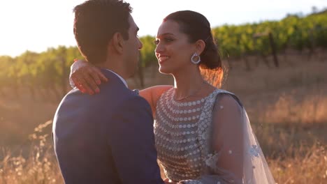 Nahaufnahme-Einer-Süßen-Romantischen-Indischen-Braut-Und-Eines-Bräutigams-An-Ihrem-Hochzeitstag