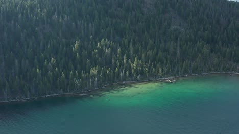 Imágenes-De-Drones-Del-Lago-Redfish-Y-Las-Montañas-Sawtooth-En-Idaho