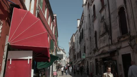 Escena-De-Calles-Estrechas-Y-Concurridas-Con-Turistas-Y-Compradores-En-El-Mercado-De-Venecia,-Italia.