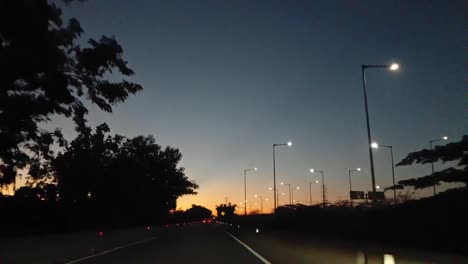 Carreteras-Y-Postes-De-Electricidad-Alrededor-De-Yakarta-Por-La-Noche,-Indonesia_cámara-Lenta