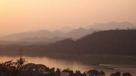 Goldener-Schein-Des-Sonnenuntergangs-über-Dem-Mekong-In-Luang-Prabang,-Laos,-Reise-Nach-Südostasien