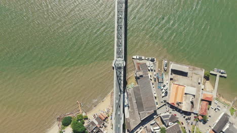 Una-Impresionante-Vista-Aérea-Del-Puente-Hercilio-Luz,-Que-Revela-La-Hermosa-Isla-De-Florianópolis-Con-Su-Gran-Cantidad-De-Edificios-En-El-Centro-De-La-Ciudad