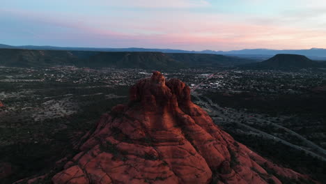 Puesta-De-Sol-Sobre-La-Formación-Rocosa-De-Bell-Cerca-De-La-Ciudad-De-Sedona-En-Arizona,-Estados-Unidos