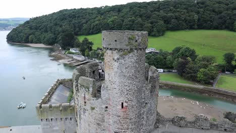 Conwy-Castle-In-Wales-Mit-Weitwinkelaufnahme-Von-Links-Nach-Rechts