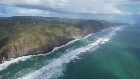 Waitakere-Ranges-Mit-Nebel-An-Der-Küste-Der-Tasmansee-In-Piha,-West-Auckland,-Neuseeland