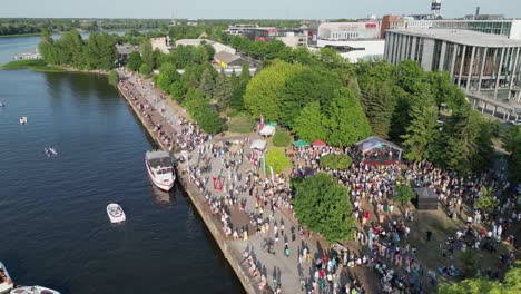 Einwohner-Und-Touristen-Feiern-Den-Sommeranfang-Am-Fluss-Pärnu,-Estland