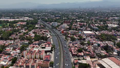 Imágenes-De-Drones-Capturan-Una-Vista-Pacífica-De-Las-Avenidas-Al-Sur-De-La-Ciudad-De-México.
