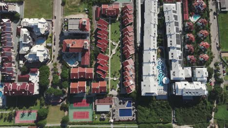 Una-Vista-Aérea-Captura-Lujosos-Condominios-Frente-Al-Mar-En-Praia-Brava,-Florianópolis,-Brasil.