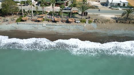 Wellen-Brechen-Sich-An-Der-Sandküste-Zyperns