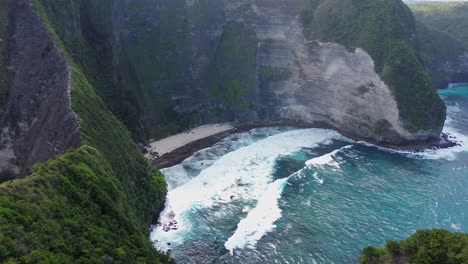 Wellen-Brechen-An-Einem-Kleinen-Strand,-Umgeben-Von-Klippen-Auf-Bali