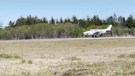 Cal-ore-Vida-Vuelo-Avión-Despegando-En-La-Pista