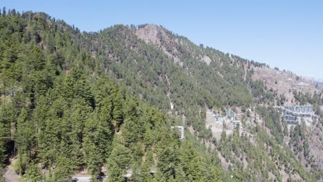 Parque-Nacional-En-Pakistán,-Que-Muestra-Densos-Bosques-Y-Edificios-Dispersos-En-Un-Terreno-Montañoso-Accidentado