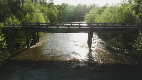Puente-Sobre-El-Río-Wolf-Que-Fluye-A-Través-Del-Bosque-En-Un-Día-Soleado-En-Collierville,-Tennessee,-EE.UU.