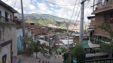 Parte-Superior-De-Las-Escaleras-En-La-Ladera-De-La-Comuna-13-San-Javier-Medellin-Colombia,-Establecimiento-De-Tiro