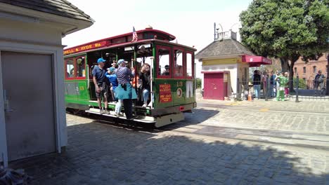 San-Francisco-Cable-Car-leaves-Turntable