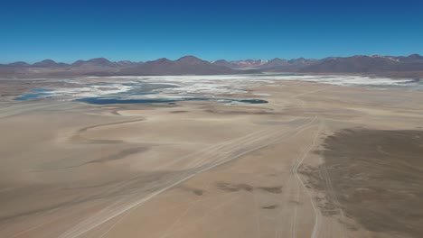 Vista-Aérea-De-Drones-Del-Salar-De-Uyuni-Salar-Bolivia-Desierto-Montañas-Paisajes-Sudamérica