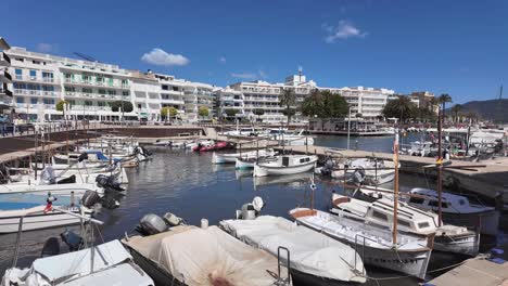 Traditioneller-Alter-Hafen-In-Cala-Bona-Mit-Kleinen-Fischerbooten,-Kleinen-Hotels-Und-Restaurants-An-Einem-Sonnigen-Blauen-Tag,-Mallorca,-Spanien