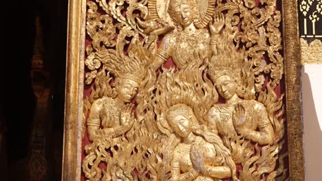 Diseño-Dorado-En-La-Entrada-Del-Templo-En-Luang-Prabang,-Laos,-Viajando-Por-El-Sudeste-Asiático