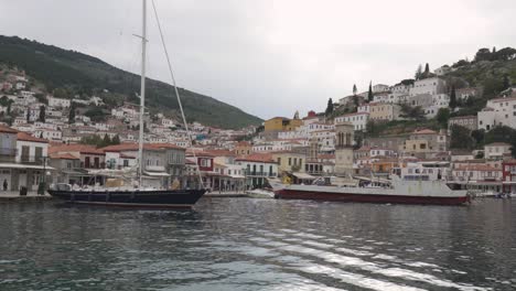 Puerto-De-La-Ciudad-De-La-Isla-Hydra,-Islas-Sarónicas,-Grecia