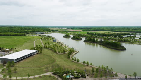 Shelby-Farms-Park-Visitor-Center-And-Water-Play-Sprayground-On-Patriot-Lake-Shore-In-Memphis,-Tennessee