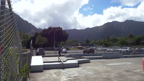 Skatepark-In-Hawaii-Mit-Wunderschönem-Bergblick