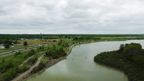 Recorrido-Panorámico-Por-El-Parque-Shelby-Farms-En-La-Orilla-Del-Lago-Patriot-En-Memphis,-Tennessee