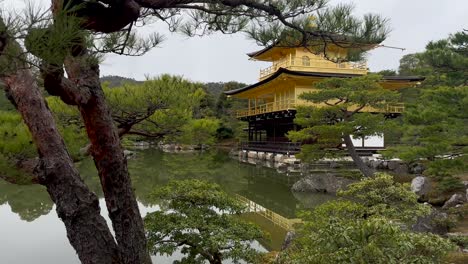 Naturaleza-Serena-Con-Reflejo-De-Espejo-En-El-Templo-Budista-Kinkaku-ji-En-Kioto,-Japón