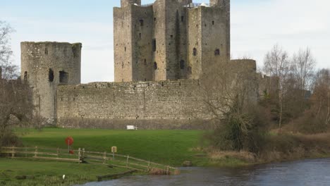 River-gently-flowing-in-front-of-the-historic-Trim-Castle-in-Trim-Town,-County-Meath,-Ireland,-serene-setting