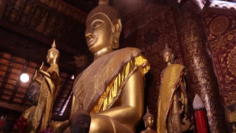 Alta-Estatua-Dorada-De-Buda-Dentro-Del-Templo-En-Luang-Prabang,-Laos,-Viajando-Por-El-Sudeste-Asiático.