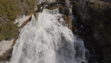 Der-Tosende-Owen-Sound-Wasserfall,-Umgeben-Von-üppigem-Grün-In-Ontario,-Kanada,-Luftaufnahme