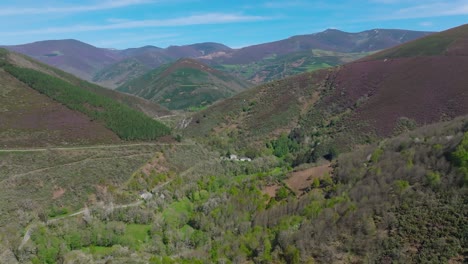 Panorama-De-La-Cordillera-Con-Bosque-De-Doiras-En-Galicia,-España