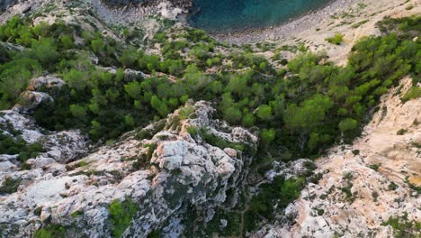 Ibiza-Klippe-Am-Meer-Sonnt-Sich-Im-Warmen-Schein-Des-Sonnenuntergangs