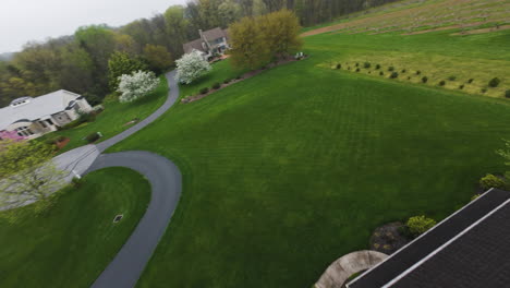 FPV-flight-around-luxury-Villa-in-Suburb-of-USA-with-solar-panels-on-rooftop