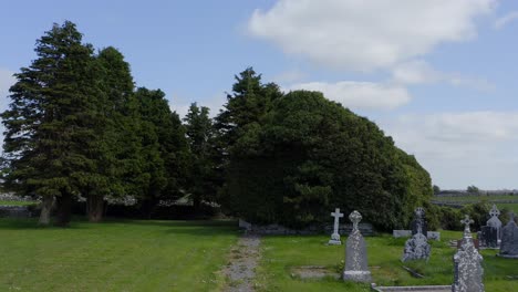 Cargin-Kirche-Und-Friedhof-Mit-Von-Pflanzen-überwucherten-Wänden