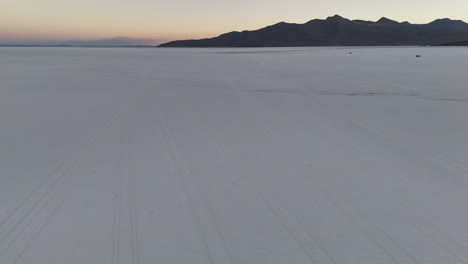 Salar-De-Uyuni-Bolivia-América-Del-Sur-Desierto-Salinas-Paisajes-Vista-Aérea-Drone-Montañas-Puesta-De-Sol