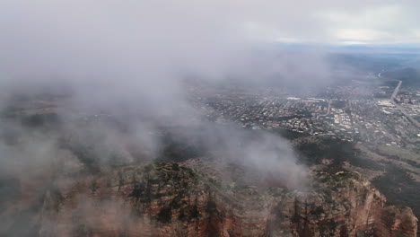 Nebelige-Wolken-Geben-Den-Blick-Auf-Rote-Felskuppen-In-Der-Nähe-Von-Sedona,-Arizona,-USA-Frei