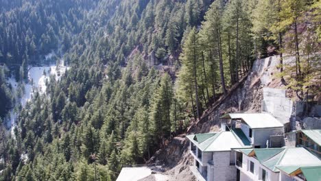 Modernos-Edificios-De-Varios-Pisos-Ubicados-En-La-Ladera-De-Una-Montaña-Rodeados-De-Densos-Bosques-De-Pinos