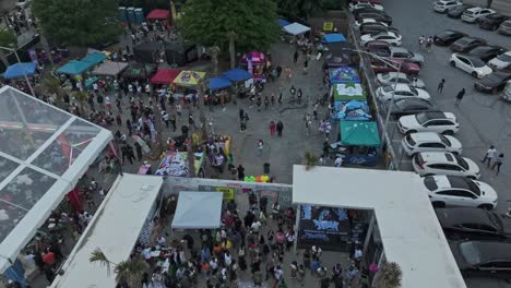 Menschenmenge-Mit-Zelten-Auf-Der-Straße-Bei-Der-Fair-City-Veranstaltung-In-Der-Innenstadt-Von-Atlanta,-Georgia,-USA