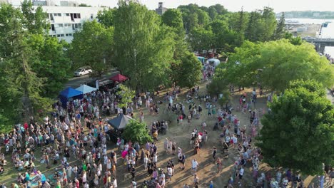 Niedrige-Überführung-Des-Sommerfestivals-Am-Flussufer-Parnu-Suvi,-Feiernde-Versammeln-Sich