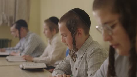 Hasidic-Jewish-kids-learning-in-class.-side-profile