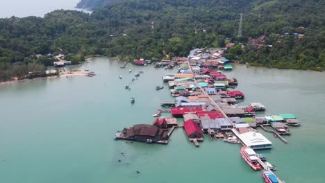 Vista-Aérea-De-La-Aldea-De-Bang-Bao-En-La-Isla-Tailandesa-De-Koh-Chang