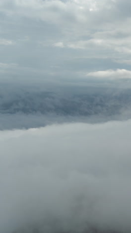 Timelapse-Vertical-De-4k-De-Nubes-Y-Niebla-Densa-Moviéndose-Sobre-Picos-De-Alta-Montaña