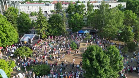 Vista-Aérea:-La-Gente-Disfruta-De-Un-Día-Soleado-En-El-Festival-De-Verano-Parnu-Suvi