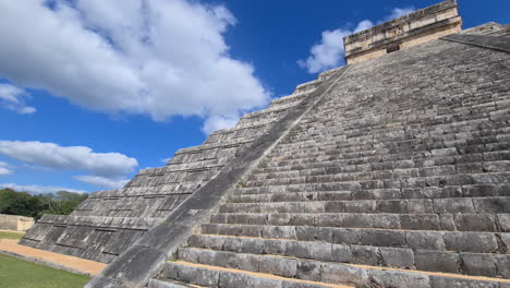 Chichen-Itza-Mexico-Main-Pyramidal-Mayan-Temple,-Wide-Angle-View-on-Sunny-Day