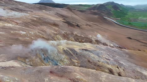 Dämpfe-Aus-Heißen-Quellen-Im-Geysir-Geothermiegebiet-In-Der-Isländischen-Landschaft,-Drohnenaufnahme-Mit-60 fps